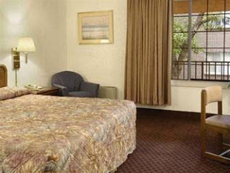 Rodeway Inn & Suites دنفر الغرفة الصورة