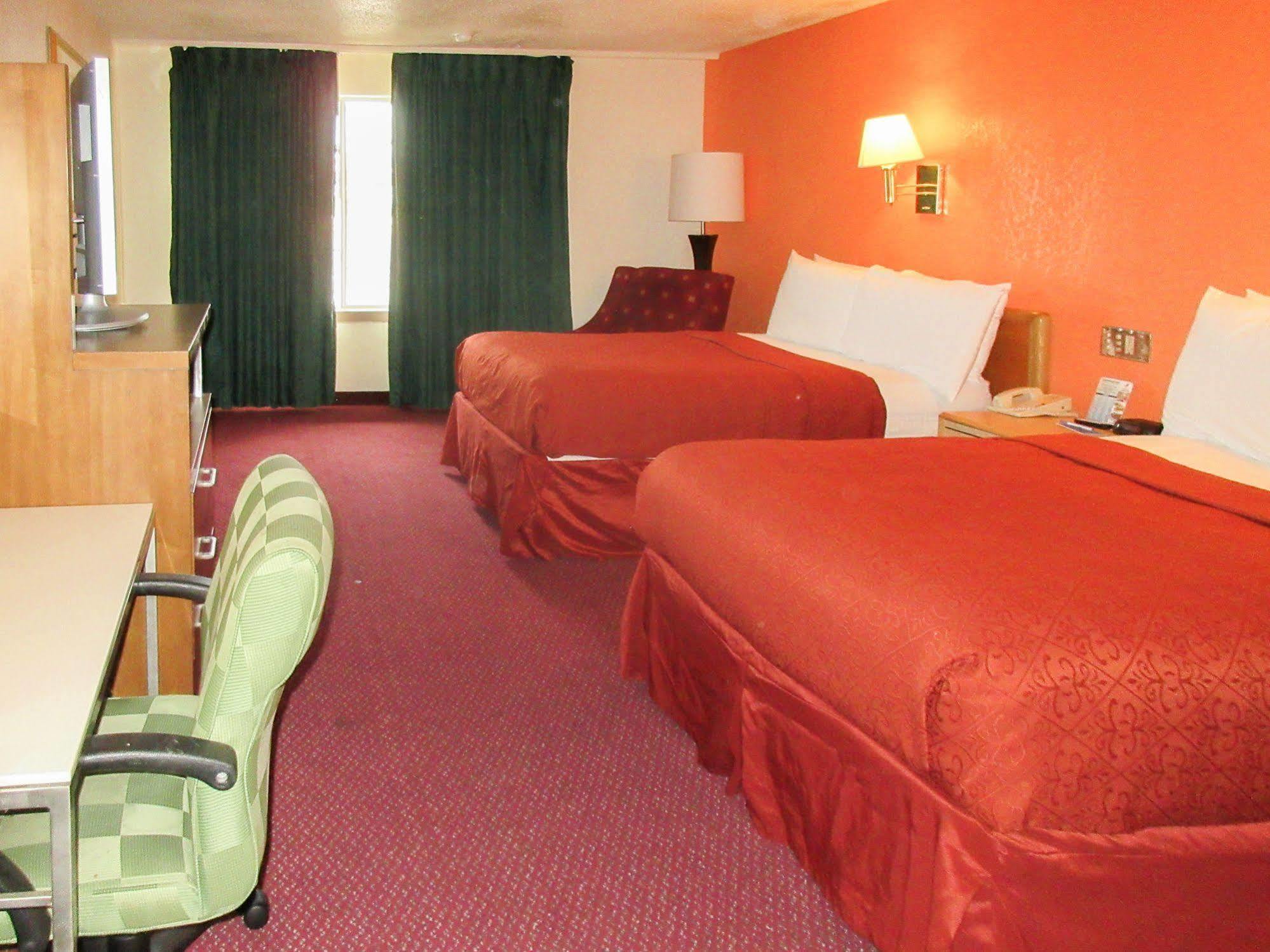 Rodeway Inn & Suites دنفر المظهر الخارجي الصورة